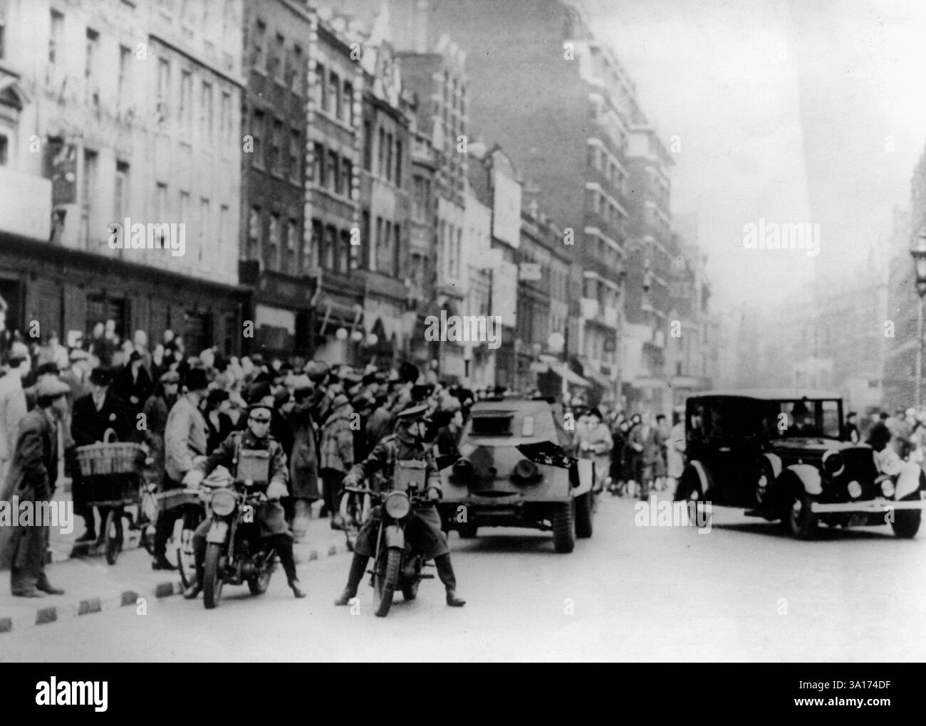 Bataille d'Angleterre : la voiture blindée de la reine Elizabeth dans une rue de Londres après un raid aérien allemand. [traduction automatique] Banque D'Images