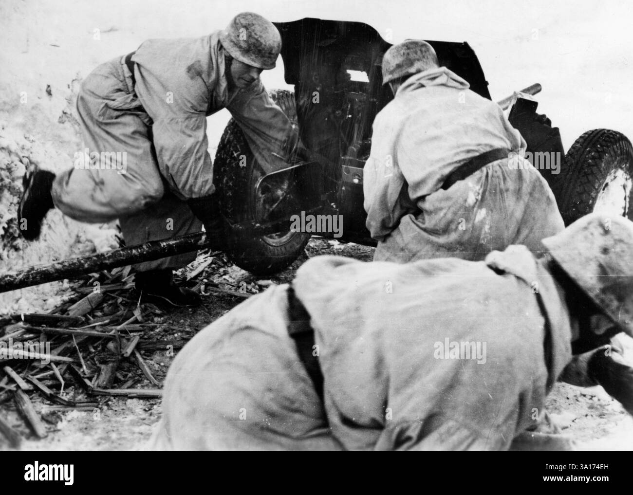 Parachutistes avec un Pak 36 de 3,7 cm pendant les batailles sur le front de l'est. Photo : Hegert [traduction automatique] Banque D'Images
