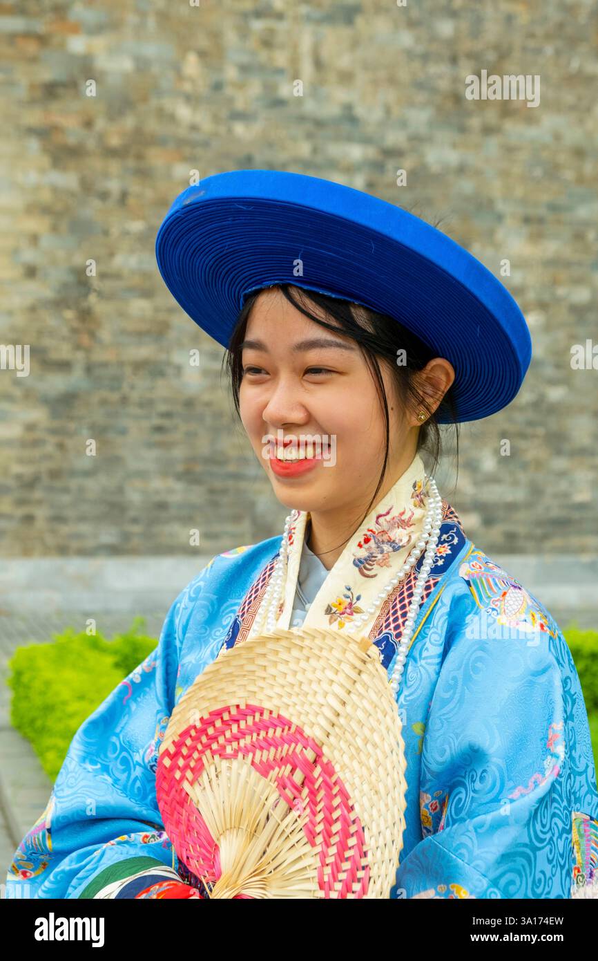 Vietnam, Hanoi, centre-ville, citadelle de Thang long, jeune femme en tenue impériale traditionnelle Banque D'Images