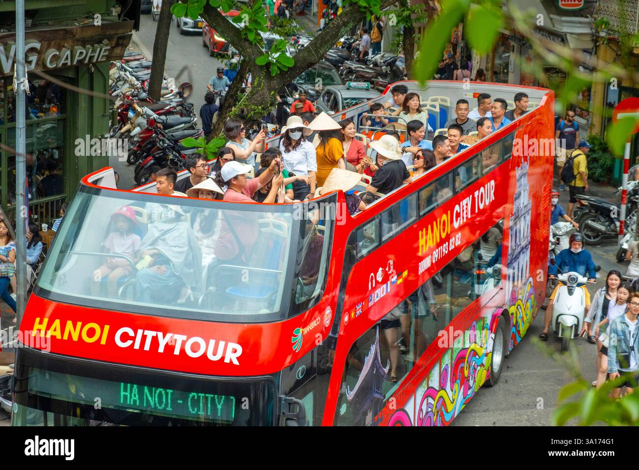 Vietnam, Hanoi, centre-ville, bus d'excursion touristique à double étage Banque D'Images