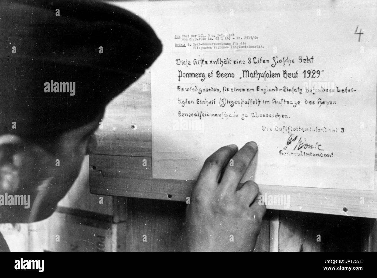 Don de Hermann Göring, commandant en chef de la Luftwaffe : une bouteille de 8 litres de vin mousseux Pommery el Greno Mathusalem brut pour les unités volantes de la flotte aérienne 3. Photo : Göricke [traduction automatique] Banque D'Images