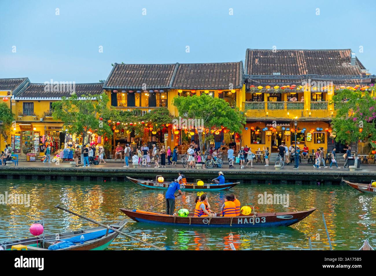 Vietnam, Centre, province de Quang Nam, Hoi an classé au patrimoine mondial de l'UNESCO, balade en bateaux illuminés sur la rivière Thu bon à la tombée de la nuit Banque D'Images