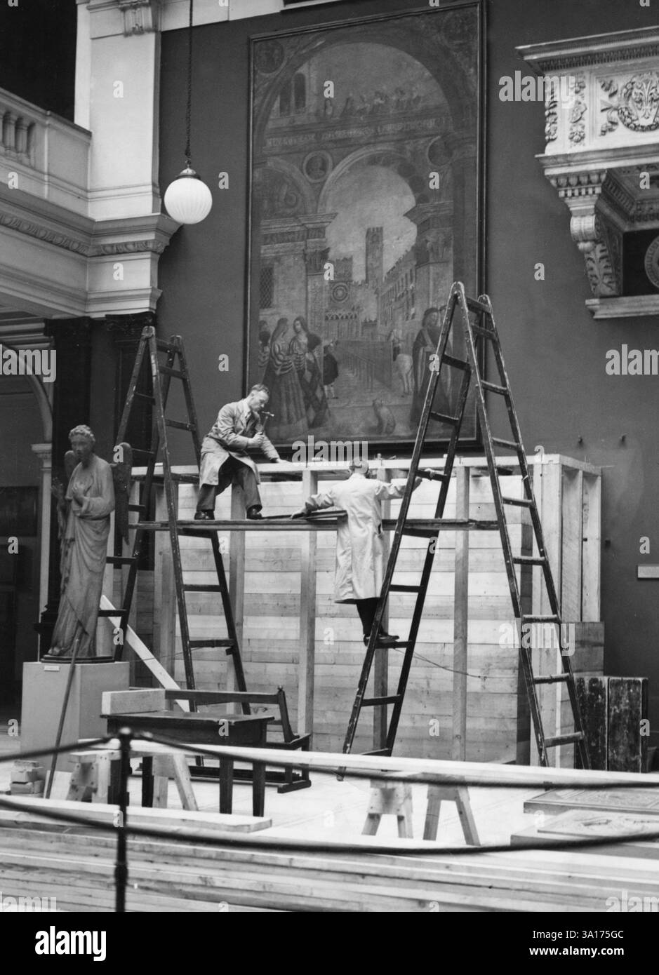 En préparation des raids aériens, les employés du musée construisent des caisses en bois pour protéger les peintures lors d'une évacuation. [traduction automatique] Banque D'Images