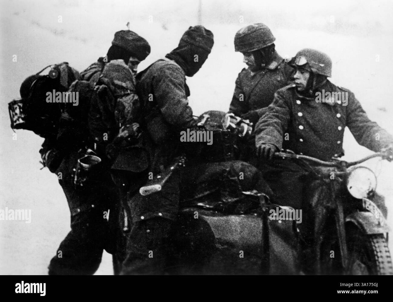 Parachutistes avec une moto à l'avant à Leningrad. Photo : Pfanke [traduction automatique] Banque D'Images