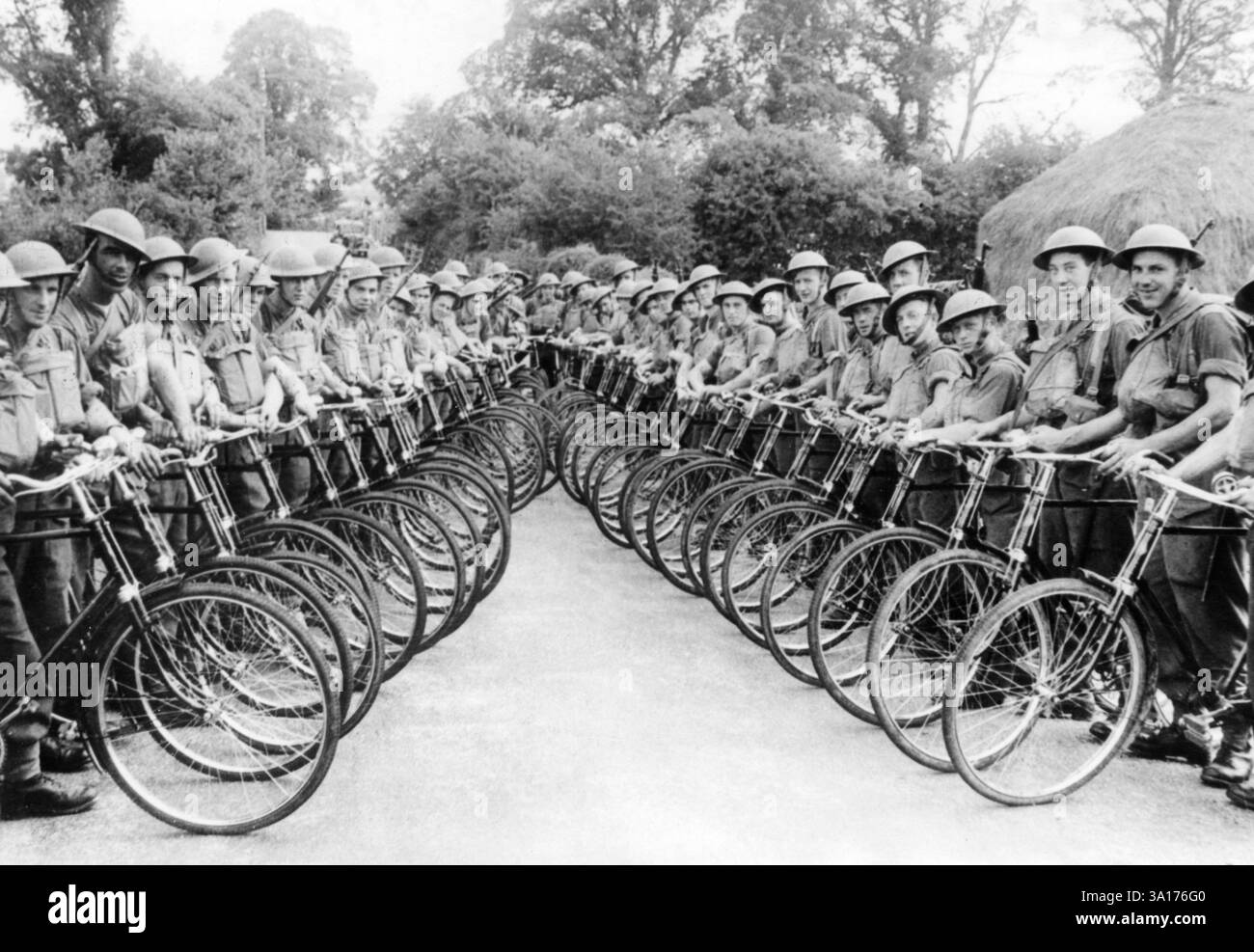 Membres du Black Watch Regiment de l'armée britannique avec des vélos. Ils doivent être déployés rapidement contre le débarquement des parachutistes allemands. [traduction automatique] Banque D'Images