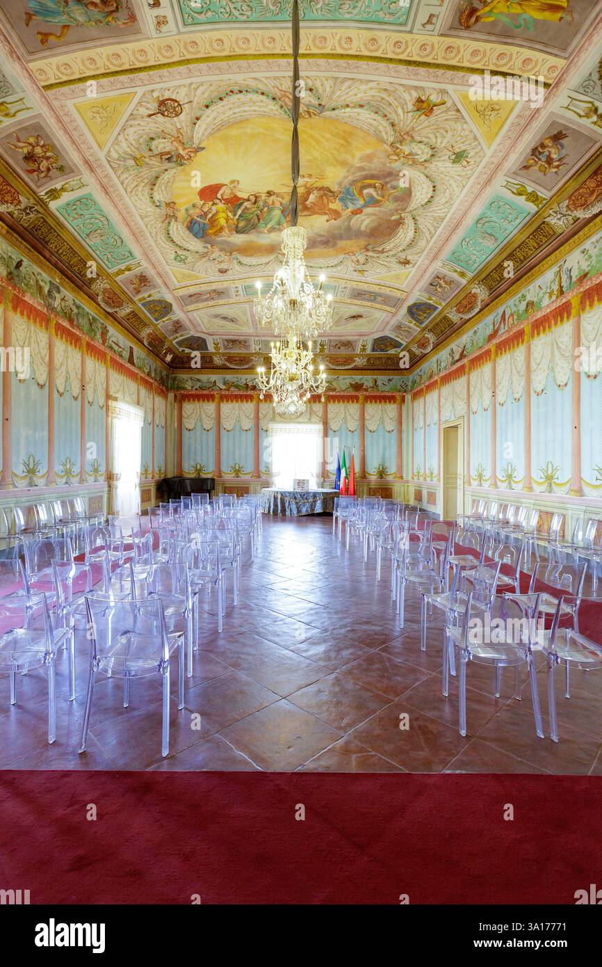 Italie, Sicile, Noto, ville baroque classée au patrimoine mondial de l'UNESCO, le Palazzo Nicolaci di Villadorata situé sur la rue Corrado nicolaci construit par l'architecte Rosario Gagliardi (1720) réalisé par ses élèves Vincenzo Sinatra en 1765, fresque sur le plafond du Salone delle feste (salle de bal) représentant une allégorie d'Apollon sur sa charrette chasséchant l'aurore, copie de l'original réalisé par Guido Reni Banque D'Images