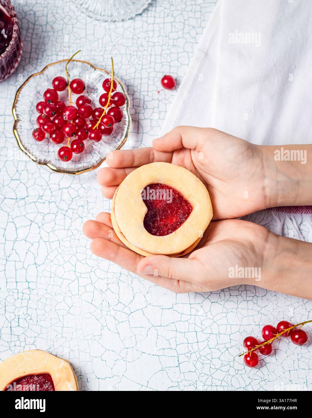Biscuits de confiture en forme de cœur à la main Banque D'Images