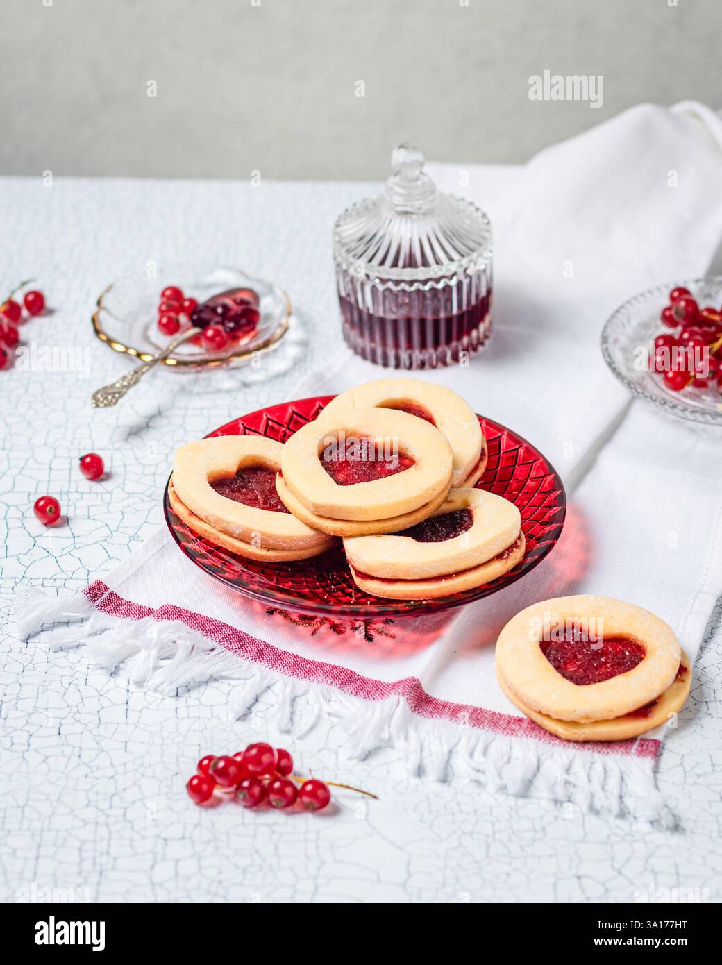 Biscuits maison de nature morte avec coeur rouge et confiture Banque D'Images