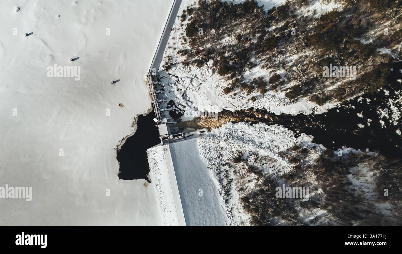 Vue aérienne du barrage hydroélectrique et de la rivière en hiver, Maine Banque D'Images