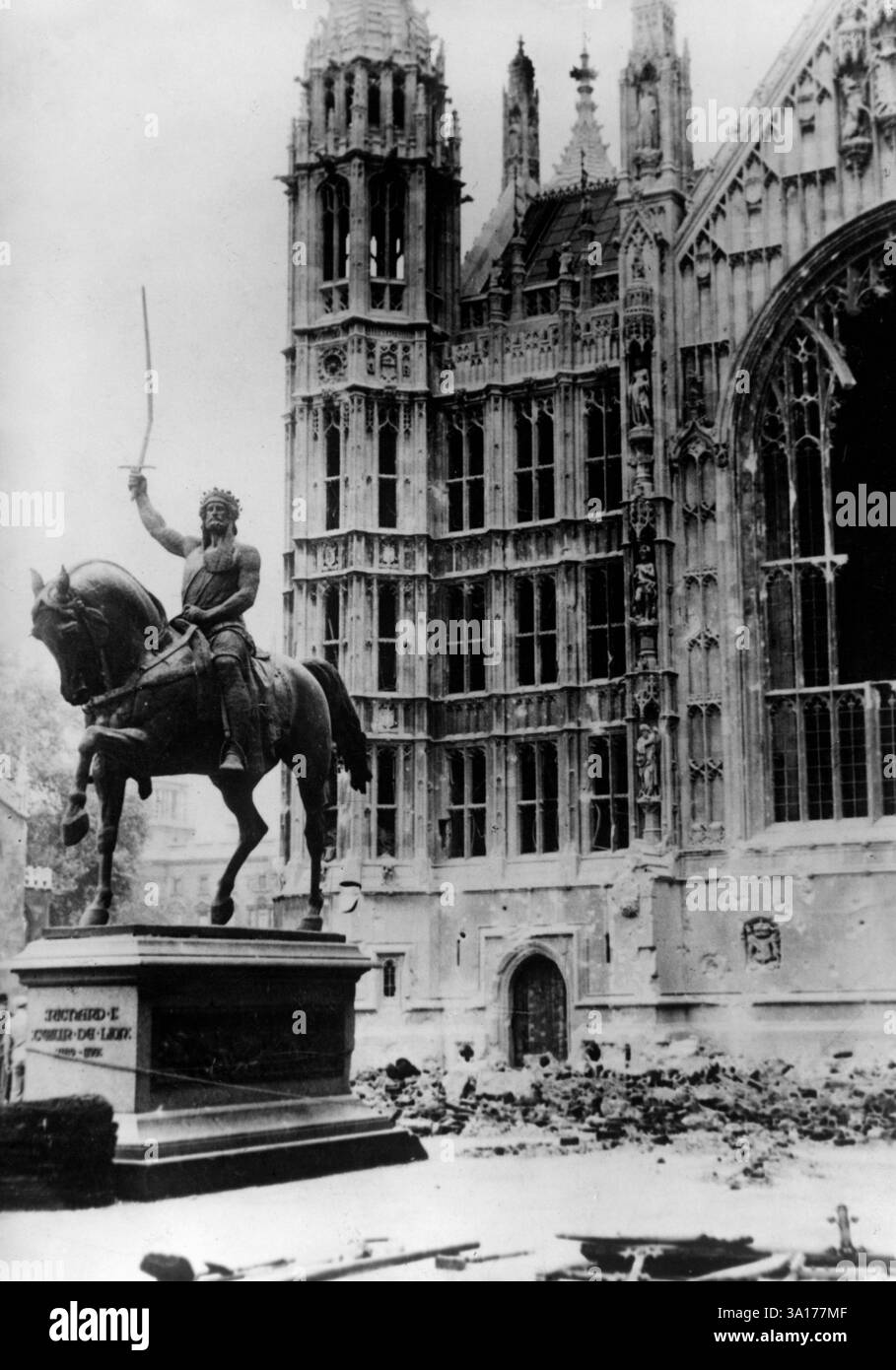 Westminster Hall après un raid aérien allemand. Au premier plan, le monument équestre à Richard cœur de Lion, dont l'épée est pliée. [traduction automatique] Banque D'Images