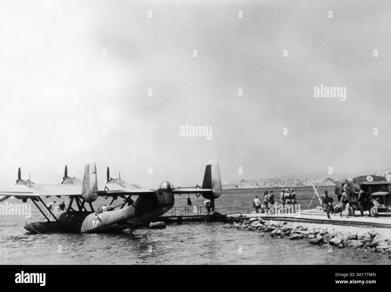 Dornier allemand Do 24 dans un port méditerranéen après avoir secouru des passagers naufragés. [traduction automatique] Banque D'Images