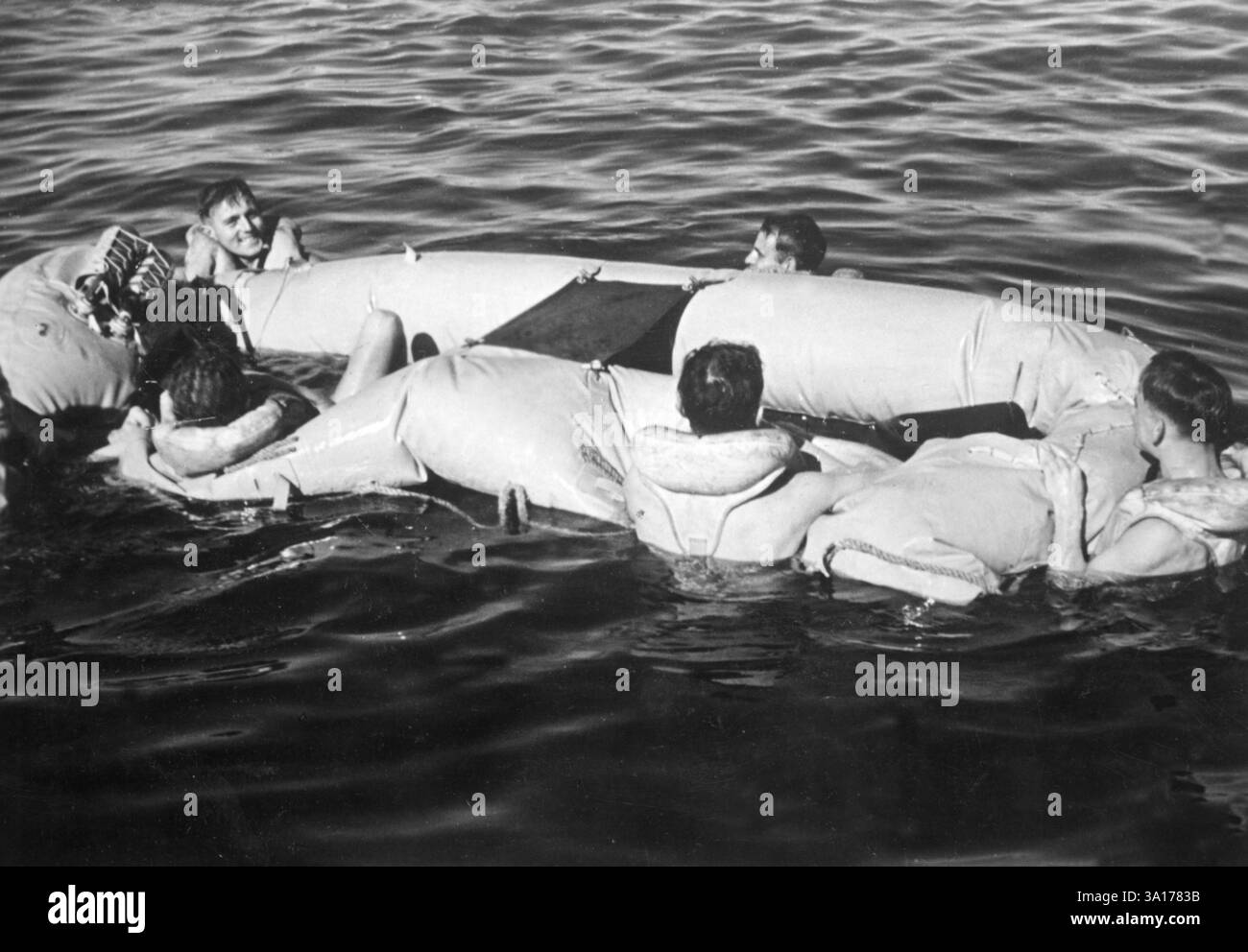 Un équipage d'avion pratique la manipulation d'un bateau gonflable après un amerrissage d'urgence. Pendant le gonflage du bateau gonflable, les autres membres de l'équipage s'accrochent aux cordes de retenue. Sans emplacement. Photo : Sperling [traduction automatique] Banque D'Images