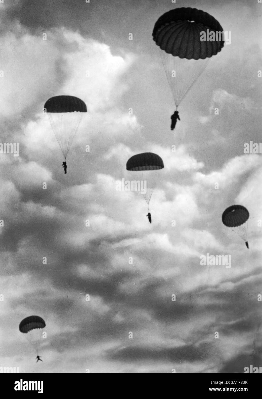 Les parachutistes sautent. [traduction automatique] Banque D'Images