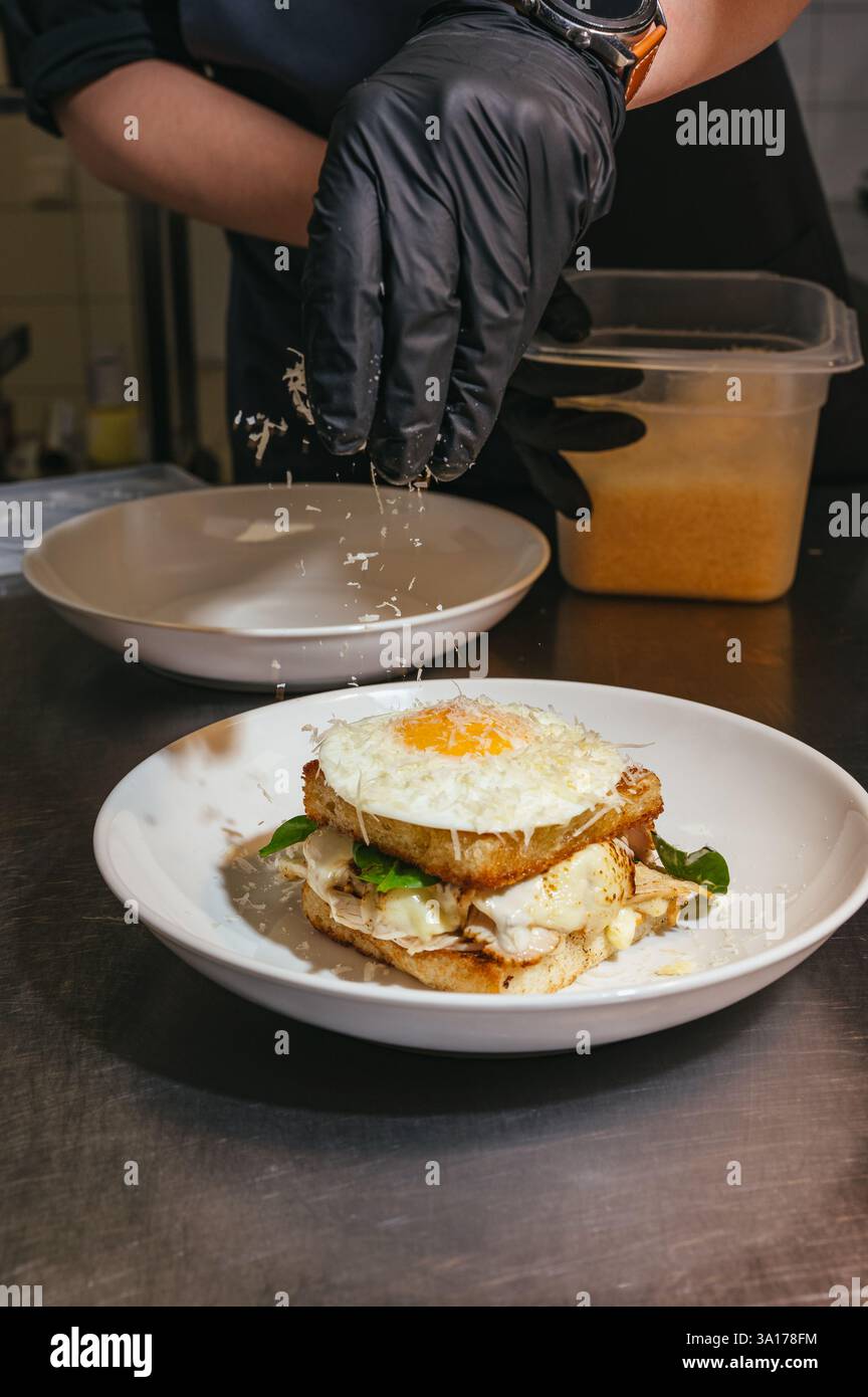 griller le pain avec le jambon et l'œuf Banque D'Images