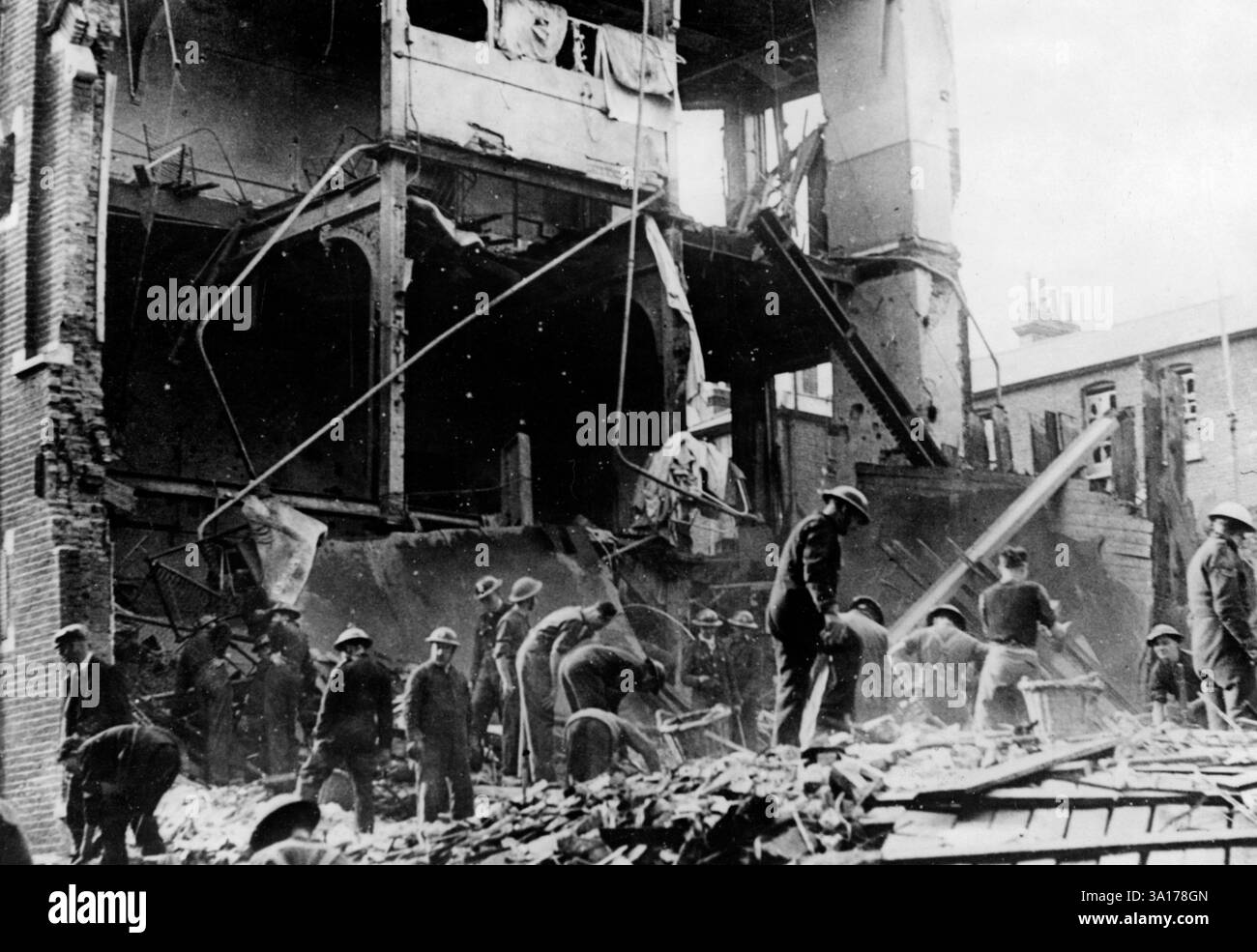 Enlèvement des débris après un raid aérien allemand dans la nuit du 09/10.12.1940. [traduction automatique] Banque D'Images