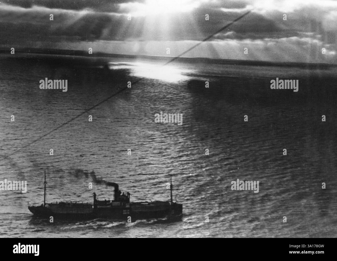 Un avion de chasse de l'armée de l'air allemande a repéré un cargo neutre en mer du Nord. Photo : Nochenberg. [traduction automatique] Banque D'Images