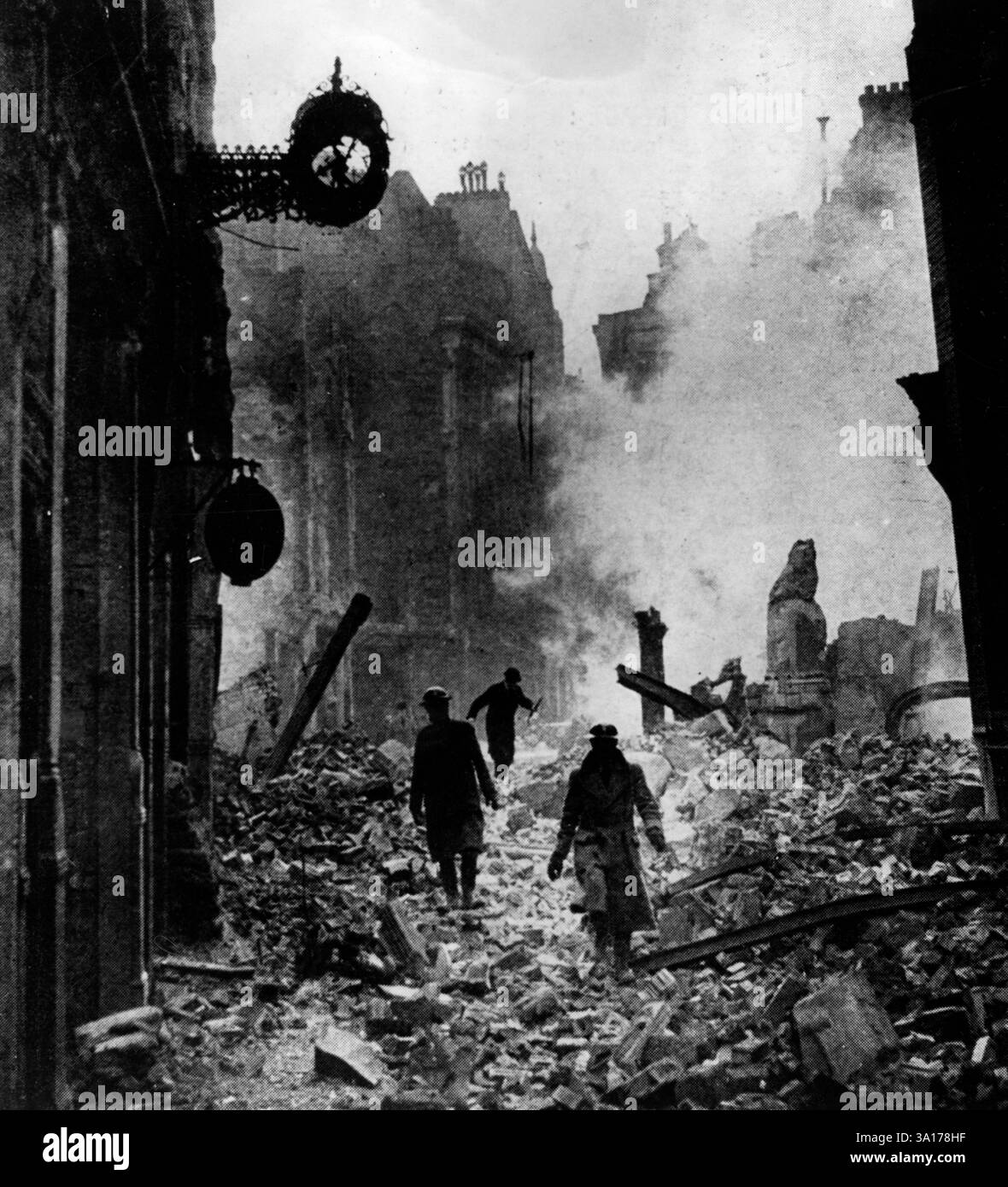 Bataille d'Angleterre : destruction à l'hôtel de ville de Londres après un raid aérien allemand. [traduction automatique] Banque D'Images