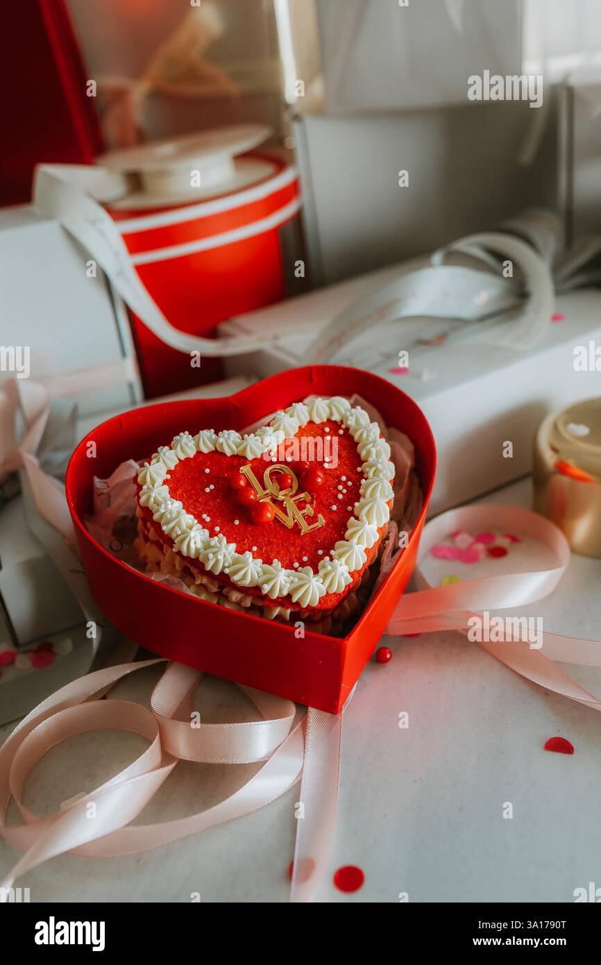 gâteau en forme de coeur avec des mots d'amour Banque D'Images