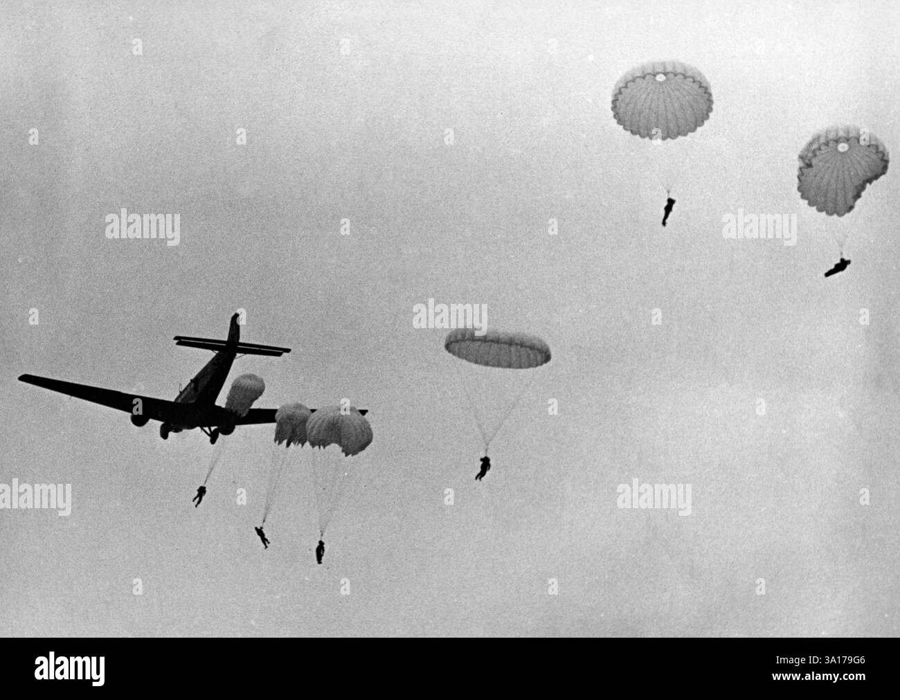Les parachutistes allemands sont lâchés d'un Junker Ju 52 pour un saut d'entraînement. Photo : Schwahn [traduction automatique] Banque D'Images
