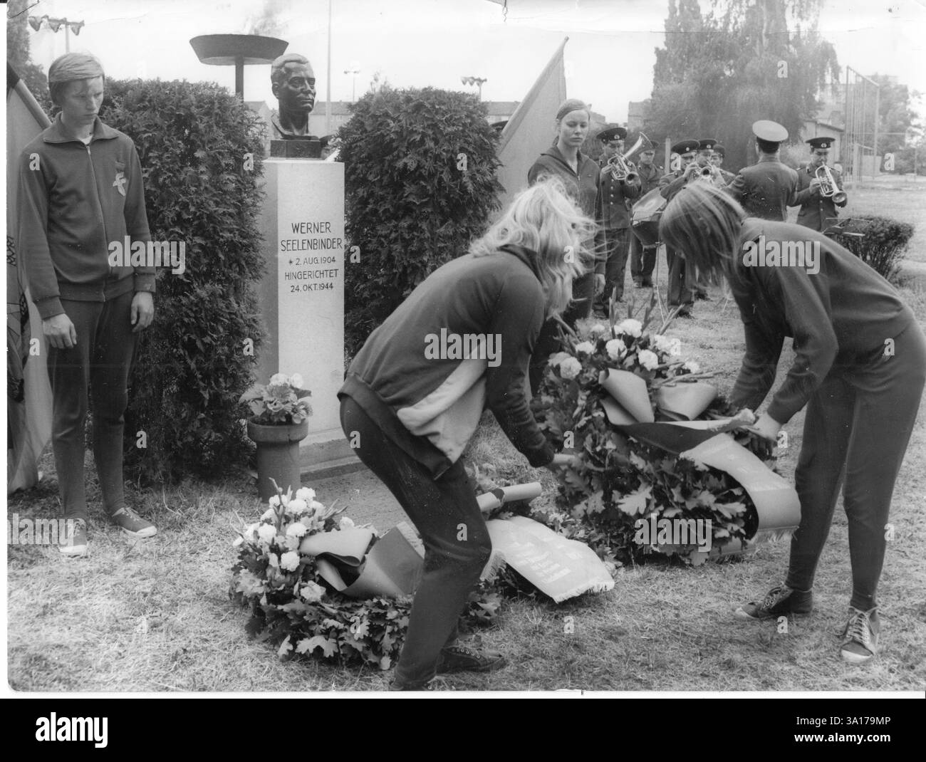 Jeunes rameurs de tous les districts de la RDA lors de la cérémonie de dépôt de gerbes au buste de l'athlète ouvrier et antifasciste sur le terrain de sport de Motor Süd dans le Brandebourg. Athlète. Pierre tombale. GDR. historique. Photo : MAZ/Bruno Wernitz, 23.07.1973 [traduction automatique] Banque D'Images