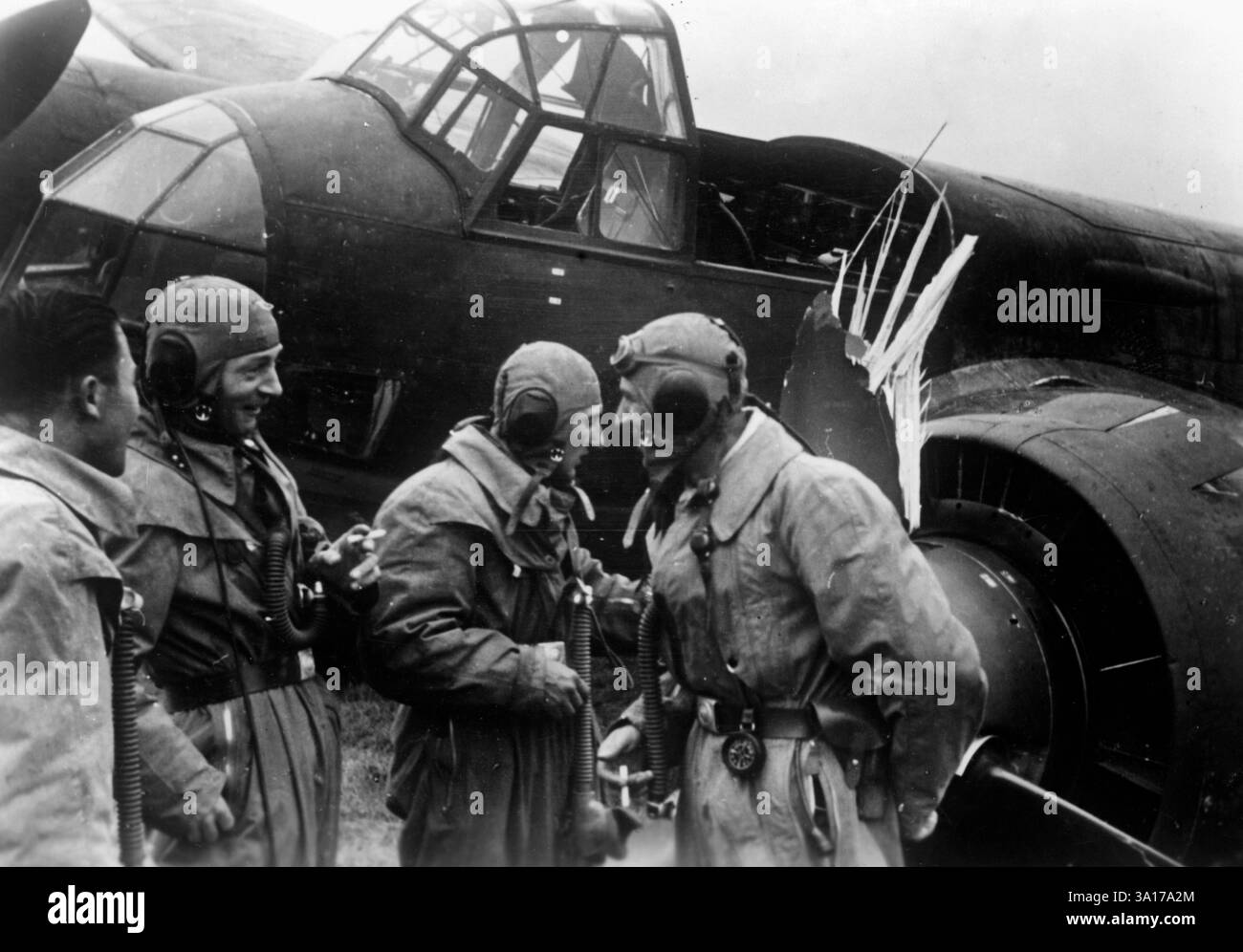 L'équipage d'un Junkers Ju 88 après avoir survécu à l'atterrissage forcé près de Gosztkino sur le front de l'est. Photo : Melichar [traduction automatique] Banque D'Images