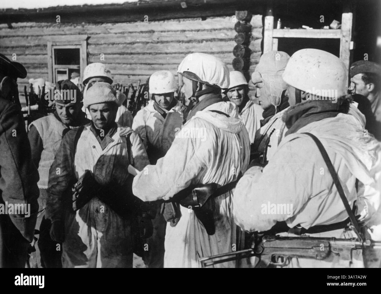 Les parachutistes se rassemblent dans une cabane dans la section centrale du front de l'est. Photo : Dr Müller. [traduction automatique] Banque D'Images