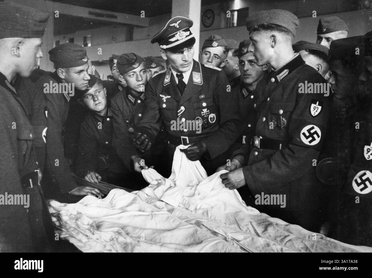 Un premier lieutenant des parachutistes explique aux membres de la SAR le pliage d'un parachute. Photo : Schwahn. [traduction automatique] Banque D'Images