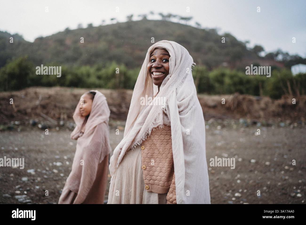 Famille noire marchant dans la campagne jour couvert mère enceinte fille Banque D'Images