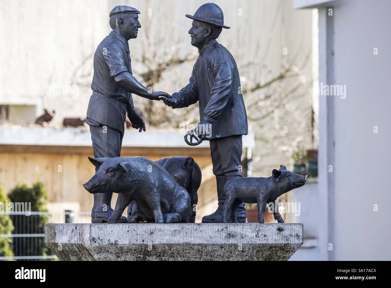 Boucher et fermier marchandent sur le prix d'un cochon. Groupe de statues à la mémoire du marché des mules d'Ulm. Ulm, Bade-Wuertemberg, Allemagne, Europe Banque D'Images