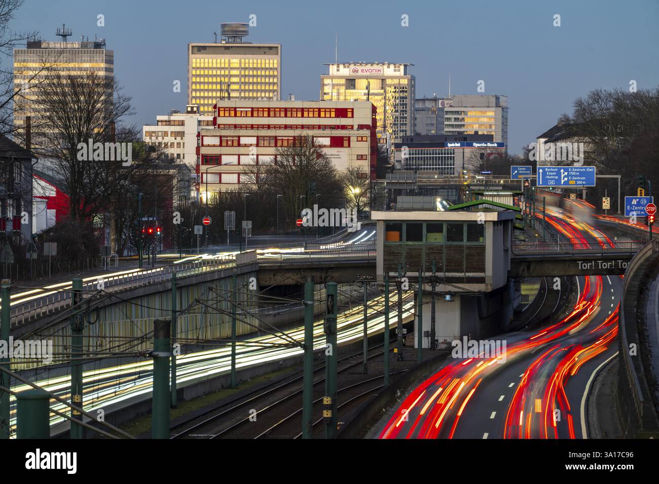 Autoroute A40, voie express de la Ruhr, embouteillage, heure de pointe, passage de la ville à Essen, horizon du centre-ville, ligne de métro entre les voies, Ho Banque D'Images