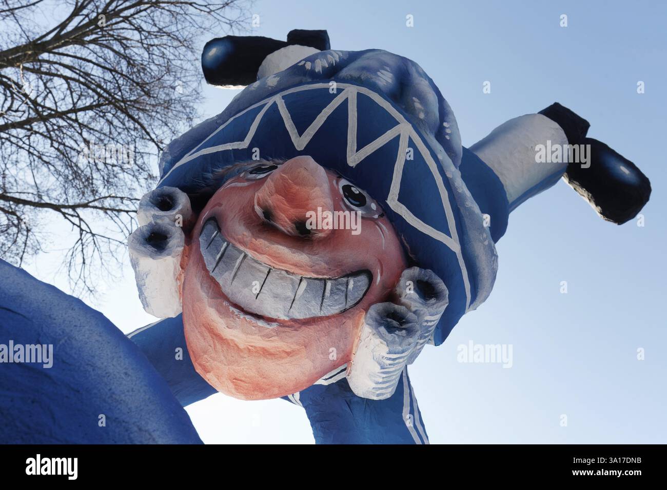 Figure de la Prinzengarde Blau-Weiss faisant des roues devant un ciel bleu, figure en papier mâché, Rosenmontagszug 2025, Duesseldorf, Rhénanie, non Banque D'Images