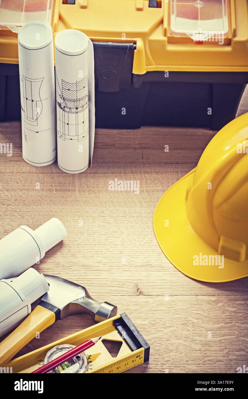 Outils de construction collés de couleur sur bois Banque D'Images