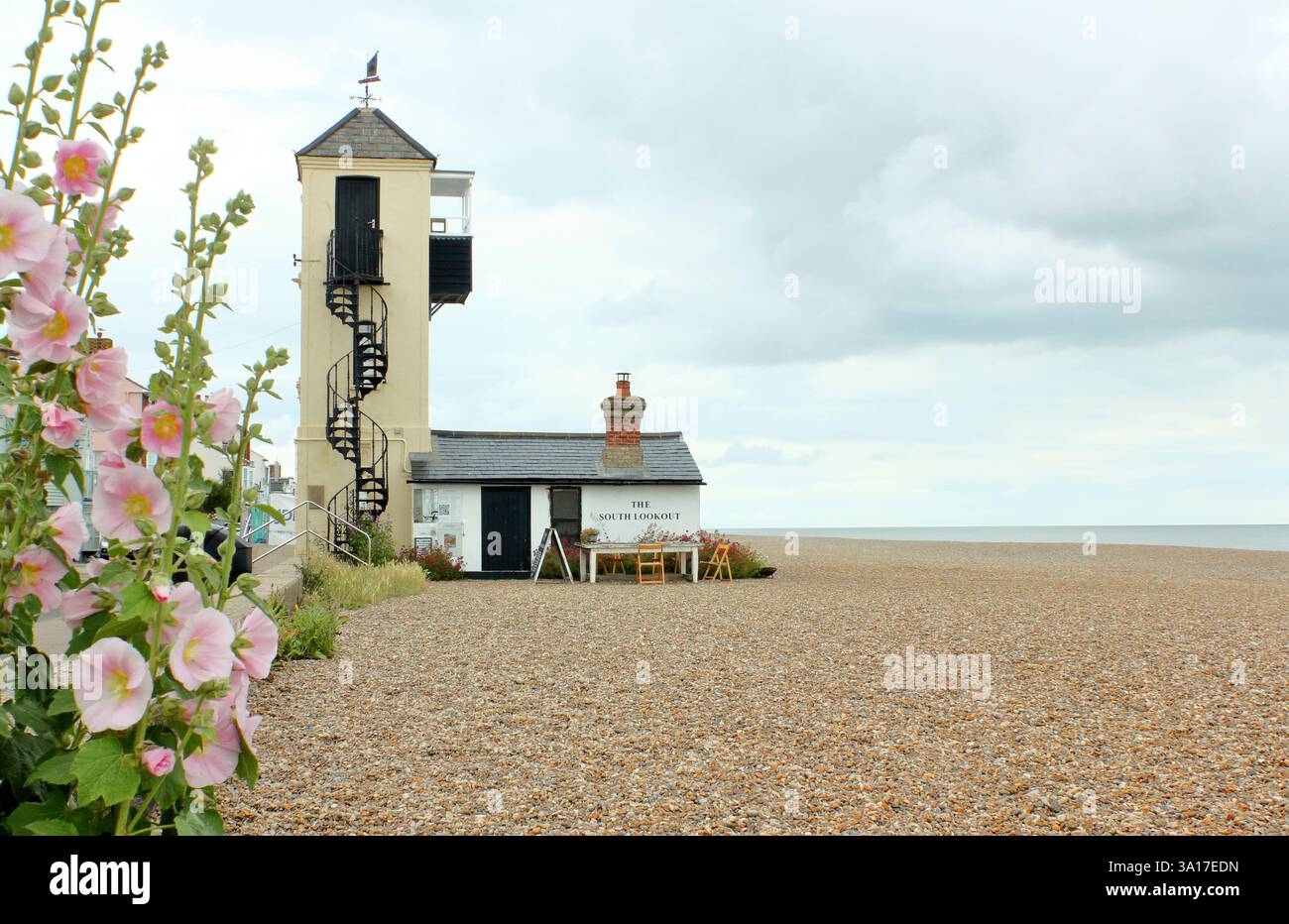 Aldeburgh Beach South Lookout sur la plage de galets d'Aldeburgh, Suffolk, Royaume-Uni Banque D'Images