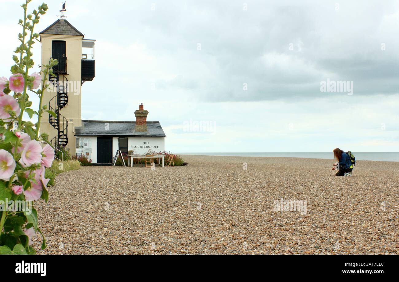 Femme plage peignant sur la plage de galets d'Aldeburgh près d'Aldeburgh Beach Lookout, Aldeburgh, Suffolk, Royaume-Uni. Banque D'Images