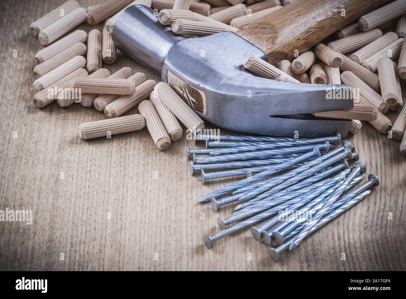 Composition de chevilles en bois clous métalliques et marteau à griffes Banque D'Images