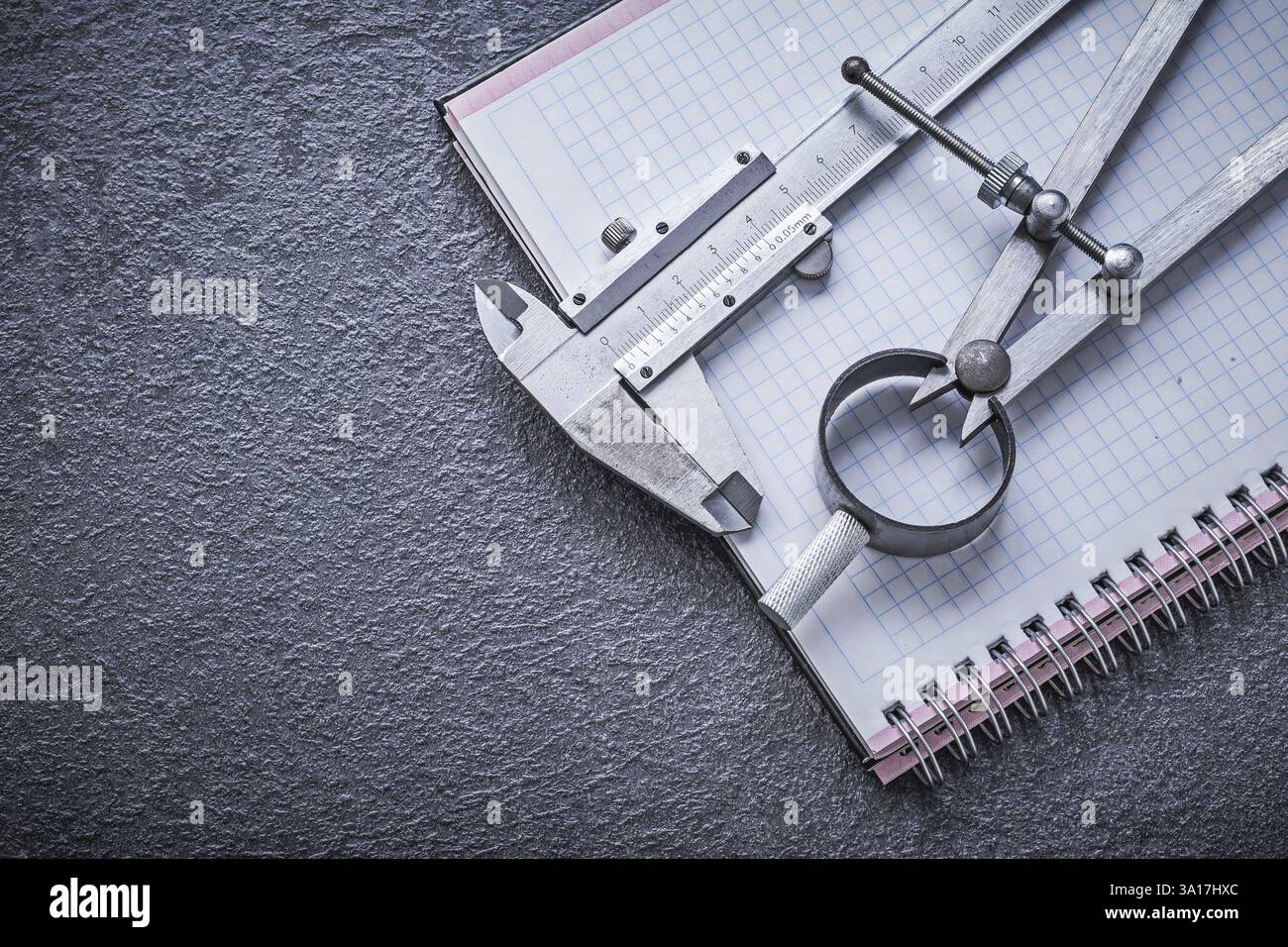 Cahier d'échelle de vernier de boussole de dessin sur le concept de construction de fond noir Banque D'Images