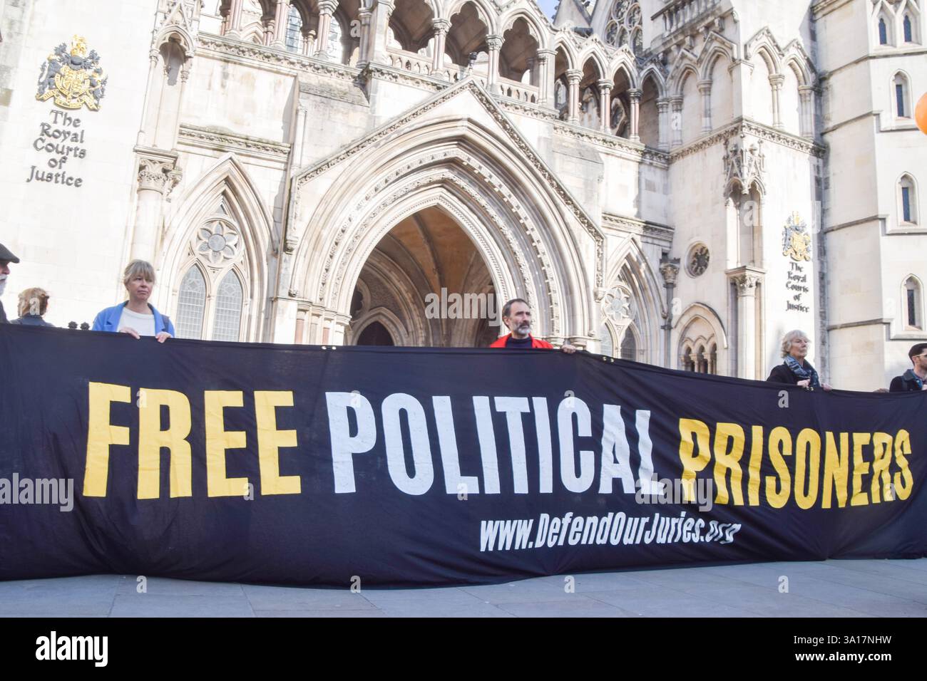 Londres, Royaume-Uni. 7 mars 2025. Les militants pour le climat se rassemblent devant les cours royales de justice alors que la Cour d’appel réduit les peines de six militants, dont Roger Hallam, co-fondateur de Just Stop Oil. Crédit : Vuk Valcic/Alamy Live News Banque D'Images