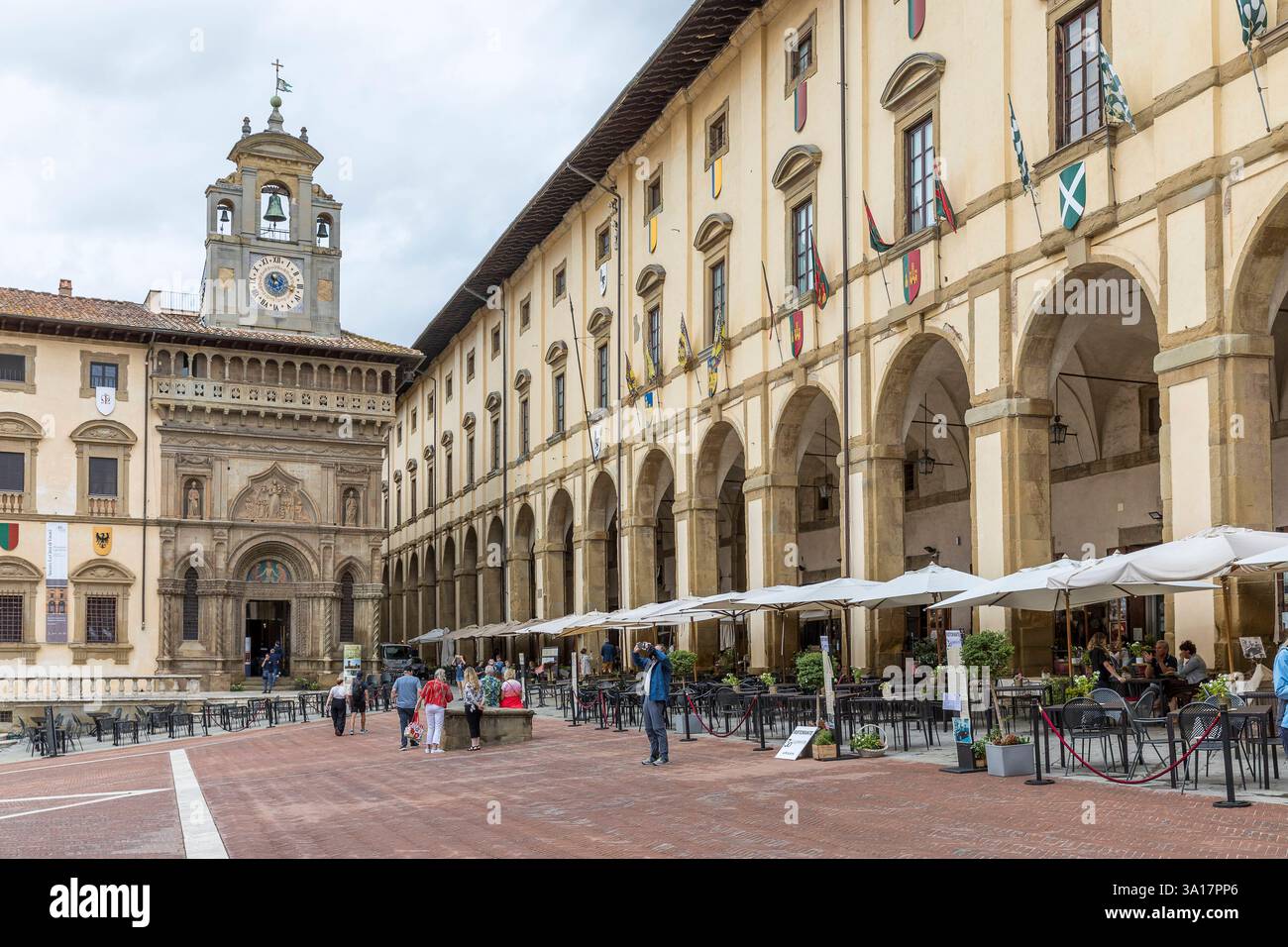 Piazza Grande mit Palazzo della Fraternita und dem Laubengang vom Palazzo delle Logge, Arezzo, Toskana, Italien *** Piazza Grande avec Palazzo della F. Banque D'Images