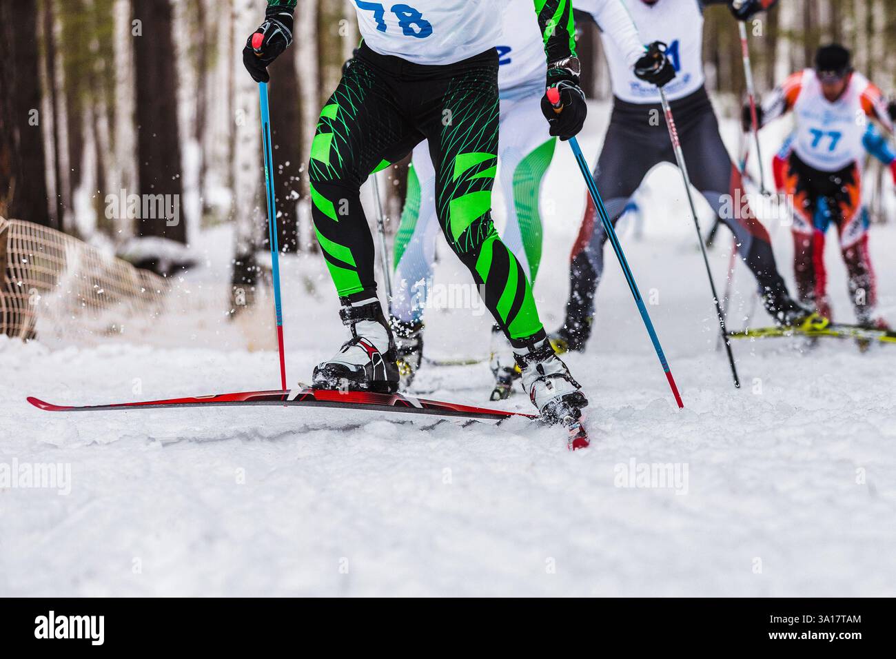 athlètes de ski de groupe en montée dans une course de ski de fond Banque D'Images