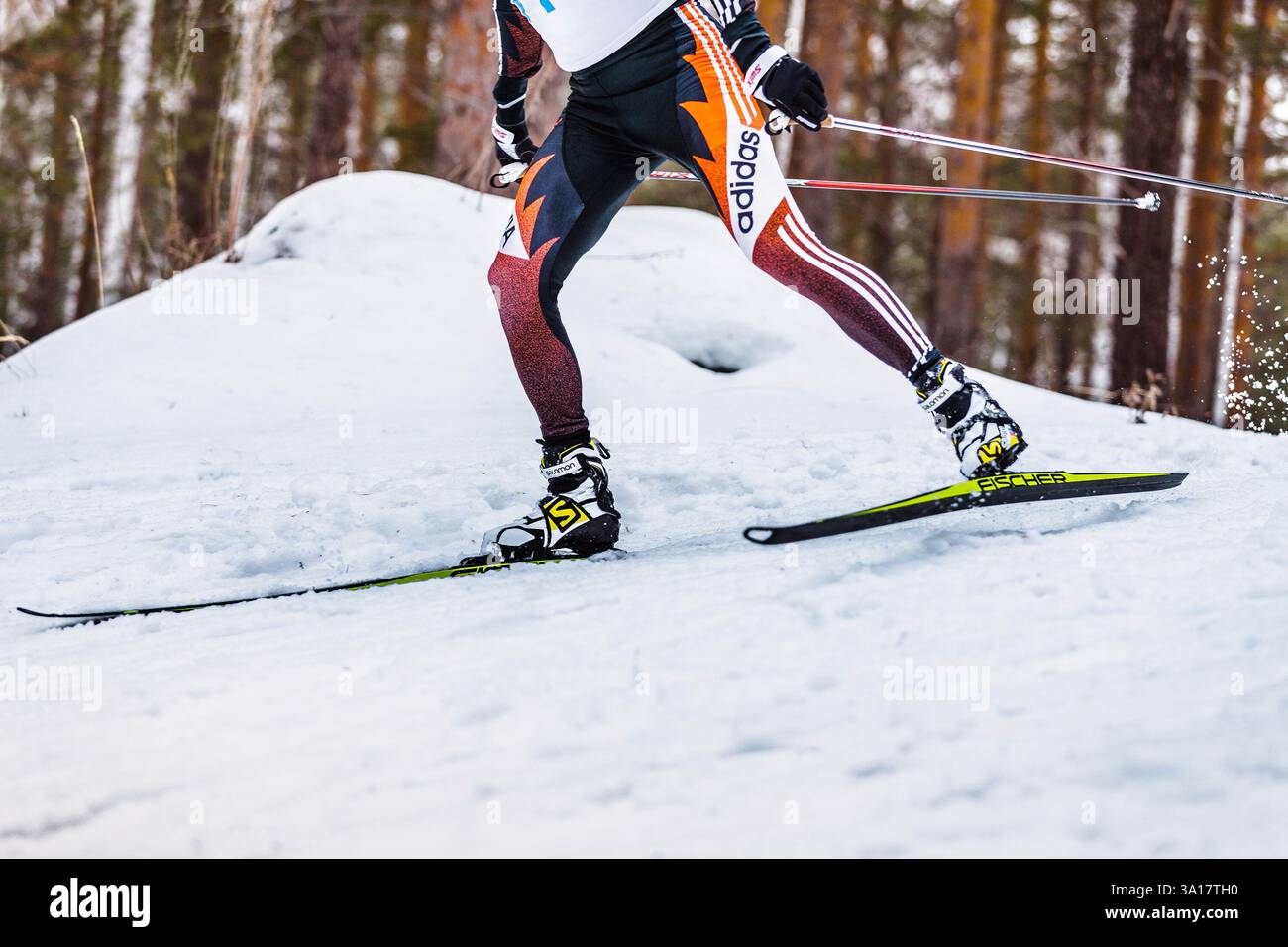 Kyshtym, Russie - 26 mars 2016 : skieur jambes athlète participant à une course de ski Banque D'Images