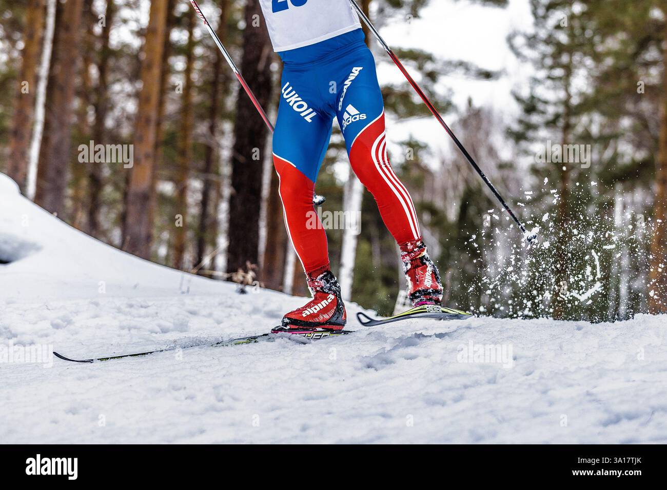 Kyshtym, Russie - 26 mars 2016 : skieur jambes athlète participant à une course de ski Banque D'Images