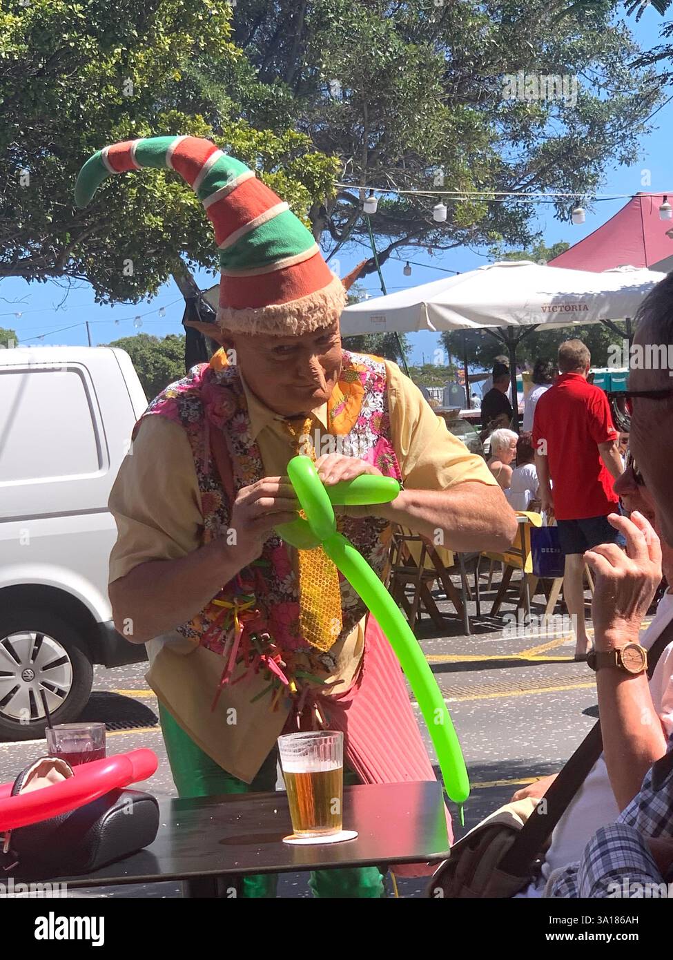 Carnaval à Tenerife Îles Canaries Espagne homme fantaisie robe en forme de coeur formes ballons ballon chaud ensoleillé sur le lieu de vacances plage ville travail d'art local Banque D'Images