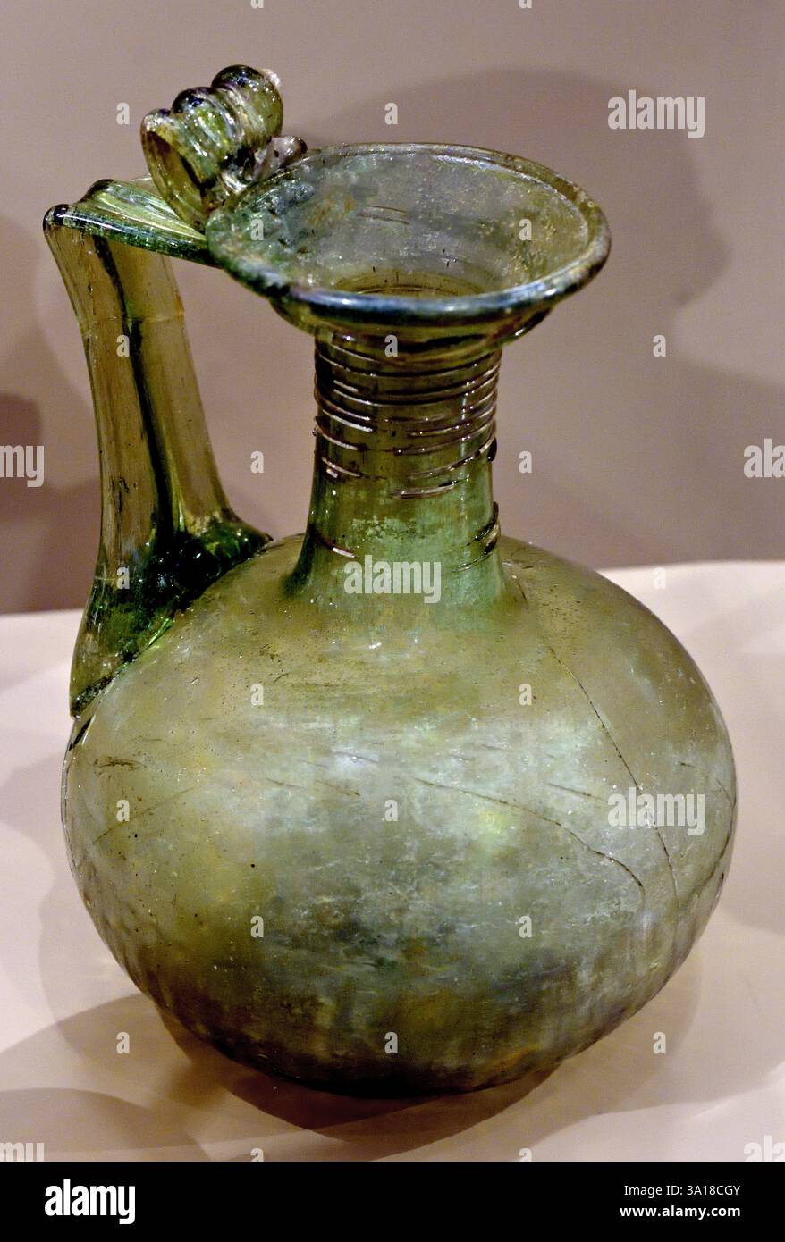 Carafe en verre romain Roman, Italie, fin IIIe – début IVe siècle, verre soufflé, 14,6 cm, Banque D'Images