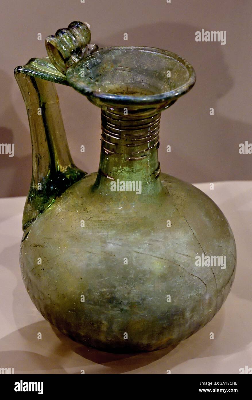 Carafe en verre romain Roman, Italie, fin IIIe – début IVe siècle, verre soufflé, 14,6 cm, Banque D'Images
