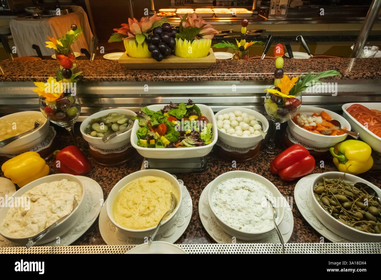 Chypre, Paphos, Constaninou Bros Hôtel, Hôtel typique petit déjeuner buffet affichage de la cuisine grecque Banque D'Images