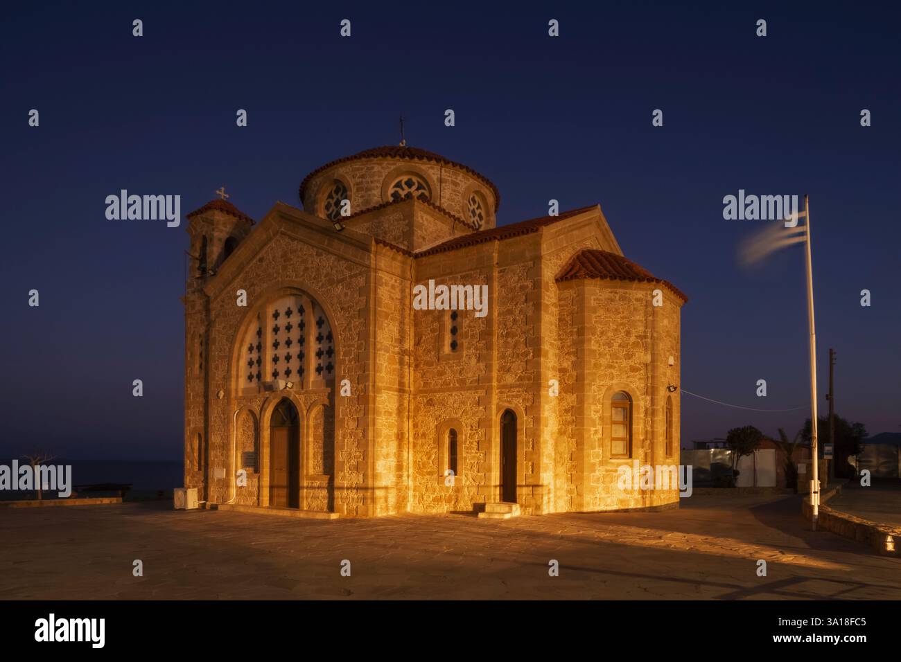 Chypre, Paphos, vue de nuit de l'église d'Agios Georgios près de Peyia Banque D'Images