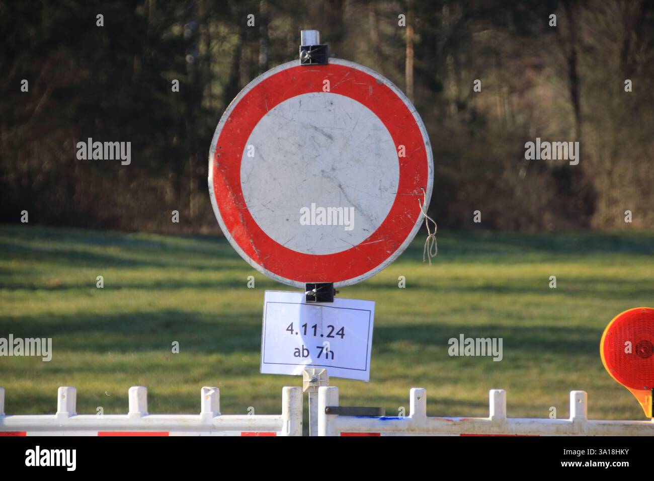 Panneau de signalisation interdisant le passage devant un chantier de construction Banque D'Images