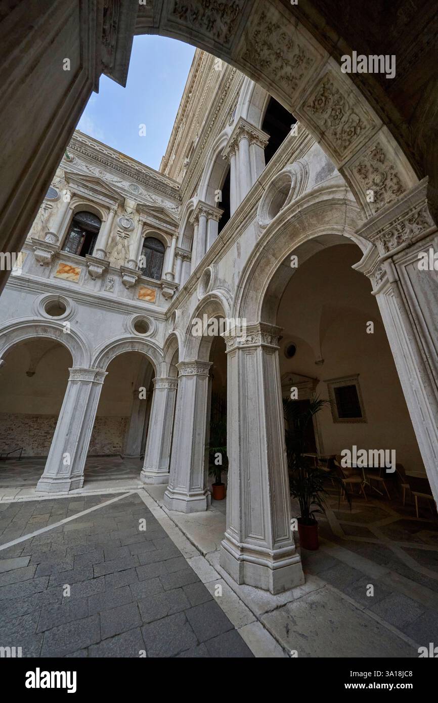 Dans les galeries extérieures du Palais des Doges, Venise, Italie Banque D'Images