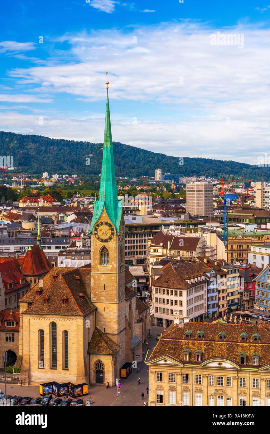 Zurich, Suisse paysage urbain historique sur la rivière Limmat par une belle journée. Banque D'Images