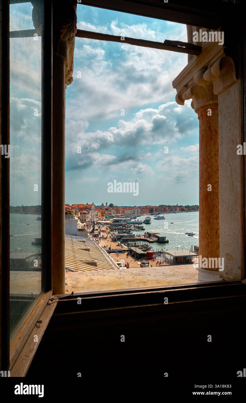 Vue depuis la fenêtre du Palais des Doges, Venise, Italie Banque D'Images